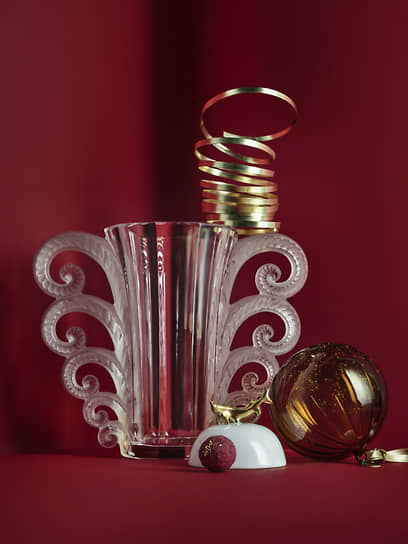 Ваза Beauvais, Lalique; елочная игрушка Santa, муранское стекло, Venini; крышечка от икорницы Ecume, Bernardaud, ТД ЦУМ 