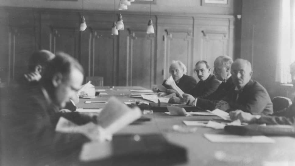 Джон Мейнард Кейнс (третий справа) на Генуэзской конференции 1922 года 