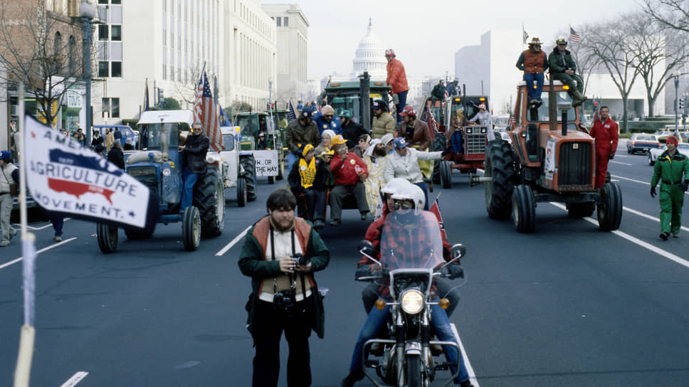 Акция протеста американских фермеров против зернового эмбарго. 1979 год. На заднем фоне виден Капитолий 