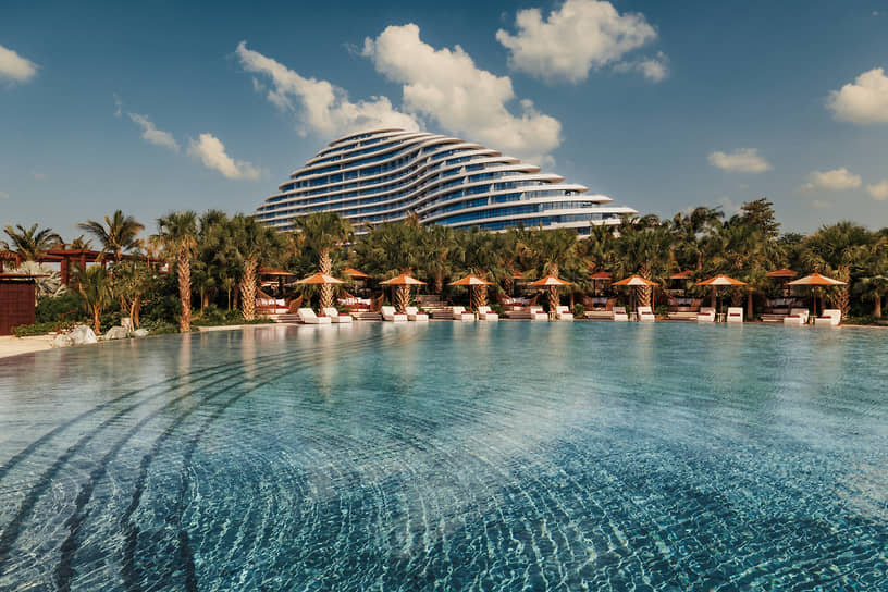 На территории отеля Jumeirah Marsa Al Arab
