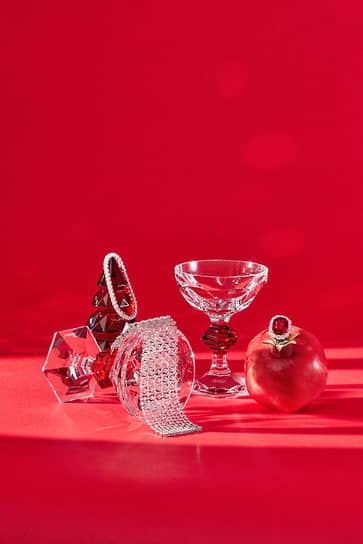 Бокалы Harcourt, Baccarat, хрусталь. Браслеты Classic, Mercury, белое золото, бриллианты. Кольцо Color, Mercury, белое золото, рубин, бриллианты