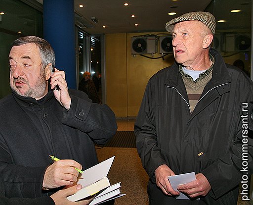 Режиссер Андрей Смирнов на премьере фильма «Царь» режиссера Павла Лунгина (слева) в кинотеатре «Октябрь»