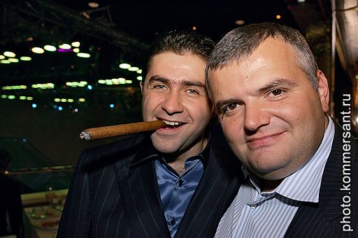 Генпродюсер Comedy Club Production Артур Джанибекян и гендиректор «Газпром-медиа» Николай Сенкевич (справа) на премьере фильма «Наша Russia: Яйца судьбы» 