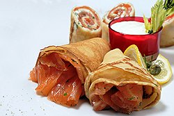 В ресторане Cafe Swiss гостиницы «Swissotel Красные Холмы» 14 февраля — последний день, когда можно попробовать блины с маринованным лососем и хреном