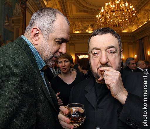 Директор Государственного центра современного искусства Михаил Миндлин (слева) и режиссер Павел Лунгин на приеме в посольстве Франции 