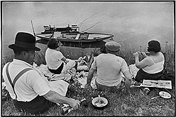 Анри Картье-Брессон. «Воскресенье на берегу реки Марны», 1938 год