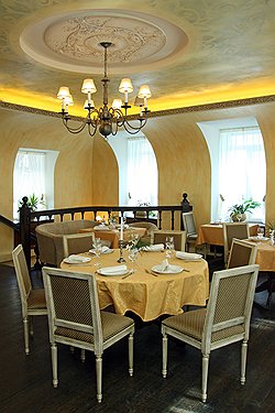 Ресторан La Serenata расположился в уютном трехэтажном особняке 