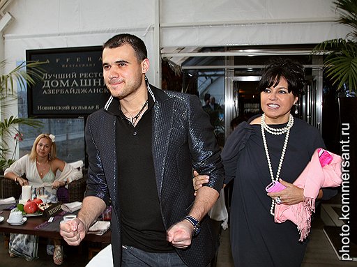 Коммерческий директор Crocus Group Эмин Агаларов с матерью Ириной Агаларовой на открытии летней веранды Zafferano в Lotte Plaza 