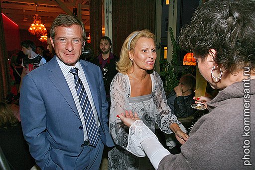 Председатель совета директоров группы ЕСН Григорий Березкин, телеведущая Елена Ищеева и владелица ИД «Совершенно секретно» Вероника Боровик-Хильчевская (слева направо) на литературных чтениях в клубе Tommy D Lounge Bar
