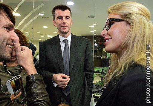 Главный редактор GQ Николай Усков, президент группы ОНЭКСИМ Михаил Прохоров (в центре) и телеведущая Ксения Собчак на «Пионерских чтениях» в книжном магазине «Республика»