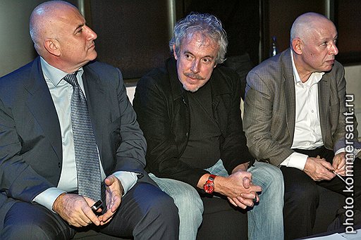 Старший партнер Fleming Family & Partners Марк Гарбер, лидер группы «Машина времени» Андрей Макаревич и комиссар Московской биеннале современного искусства Иосиф Бакштейн (слева направо) на показе коллекции a la Russe «весна-лето 2011» в ЦУМе