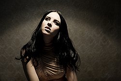 История Клейр Мэгуайр — отличный пример того, что полноценный альбом, как основной инструмент продвижения артиста, ощутимо упал в цене