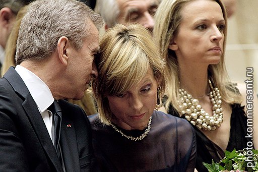 Владелец концерна LVMH Бернар Арно с супругой Эллен и дочерью Дельфиной (слева направо) на открытии выставки "Dior: Под знаком искусства" в ГМИИ им. Пушкина