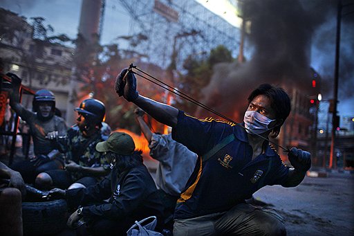 Корентан Фолэн (Fedephoto). "Антиправительственные волнения, Бангкок, Таиланд, май 2010 года". Второе место в категории "Горячие новости. Серии"