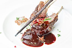 Каре ягненка, приготовленное в пяти специях, с козьим сыром и шоколадным соусом в Bistrot и Osteria Di Campagna