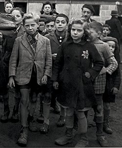 Дети пересыльного лагеря Дранси позируют по приказу немецких солдат, 1942 год 