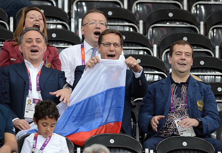 Пресс-секретарь премьер-министра России Наталья Тимакова, министр спорта России Виталий Мутко, посол России в Великобритании Александр Яковенко, первый вице-спикер Госдумы, президент Олимпийского комитета России Александр Жуков, премьер-министр России Дмитрий Медведев (слева направо) на соревнованиях по волейболу
