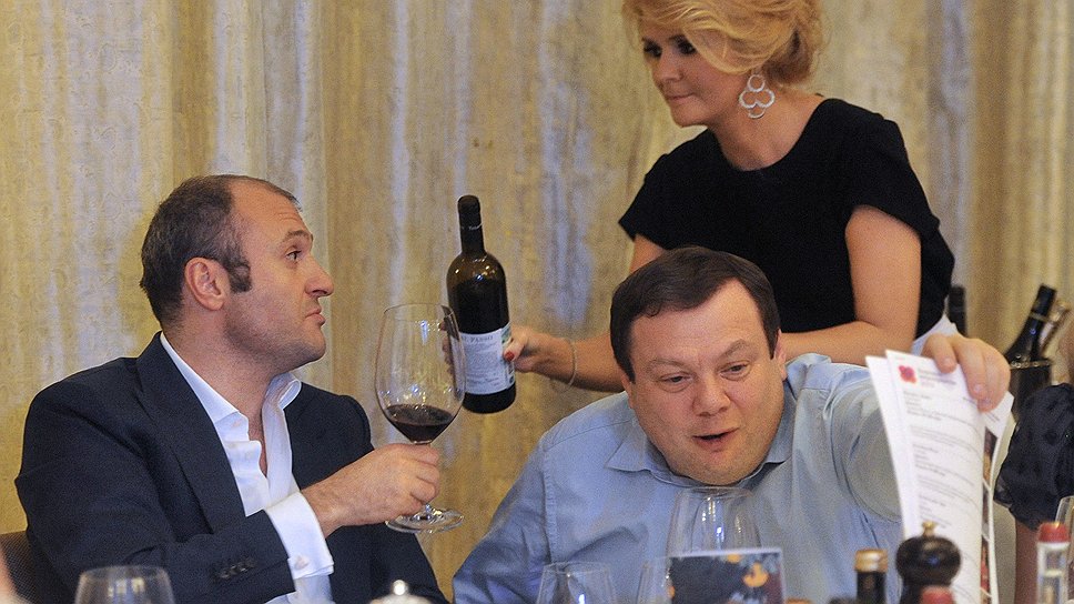Предприниматель Ваге Енгибарян, издатель журнала Elle Наталья Шкулева и совладелец "Альфа-групп" Михаил Фридман на благотворительном ужине клуба Prime Concept "Хорошее мероприятие Tatler", который проводился совместно с фондом "Здоровое наследие"  