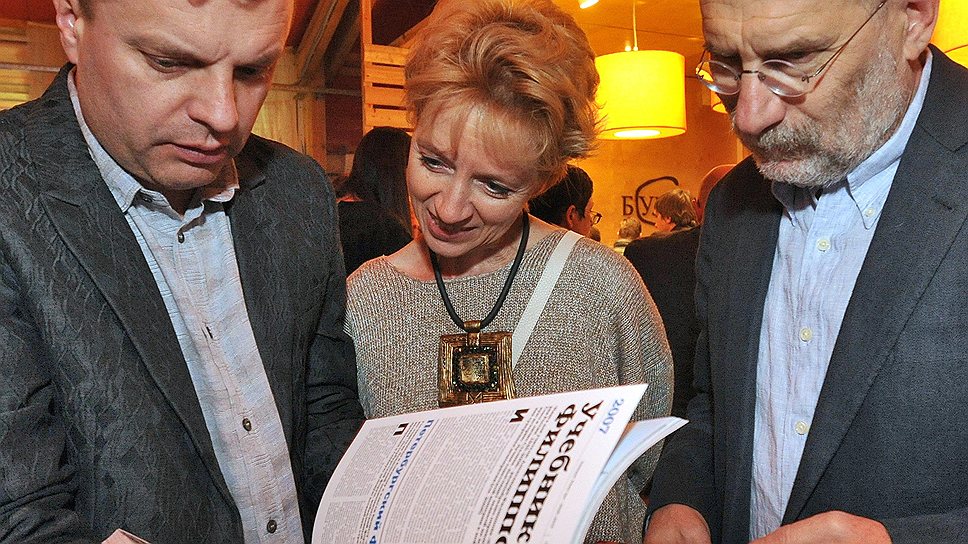 Писатель Борис Акунин (справа) на презентации шестого тома «Намедни. Наша эра» Леонида Парфенова (слева)