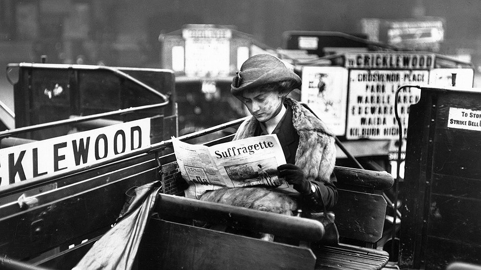 В руках у женщины в лондонском автобусе — журнал "Суфражистка"