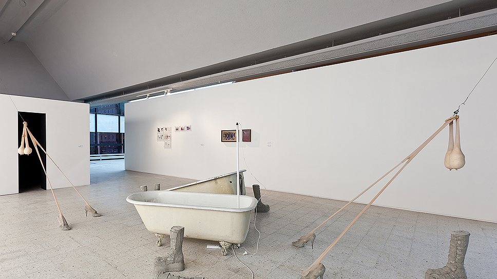 Сара Лукас. "Римляне", 2011 год; Войцех Баковски. "Я вижу вещи, которых здесь нет", 2009 год 