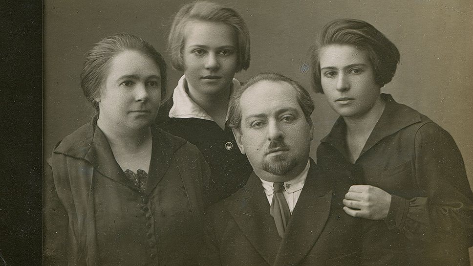 Сергей Ильич Бердичевский, бывший меньшевик, в архангельской ссылке с семьей, 1928 год. Из семейного альбома 