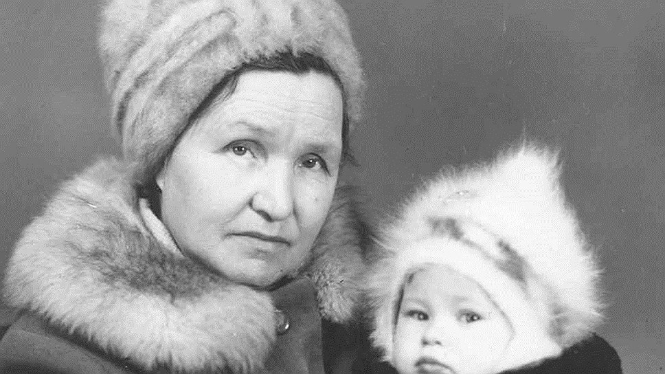 Александра Юсуповна с внучкой. Сахалинск. 1976 г. Из семейного альбома  