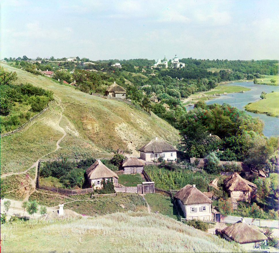 Путивль. На заднем плане Молчанский монастырь. Справа река Сейм, 1915 год
