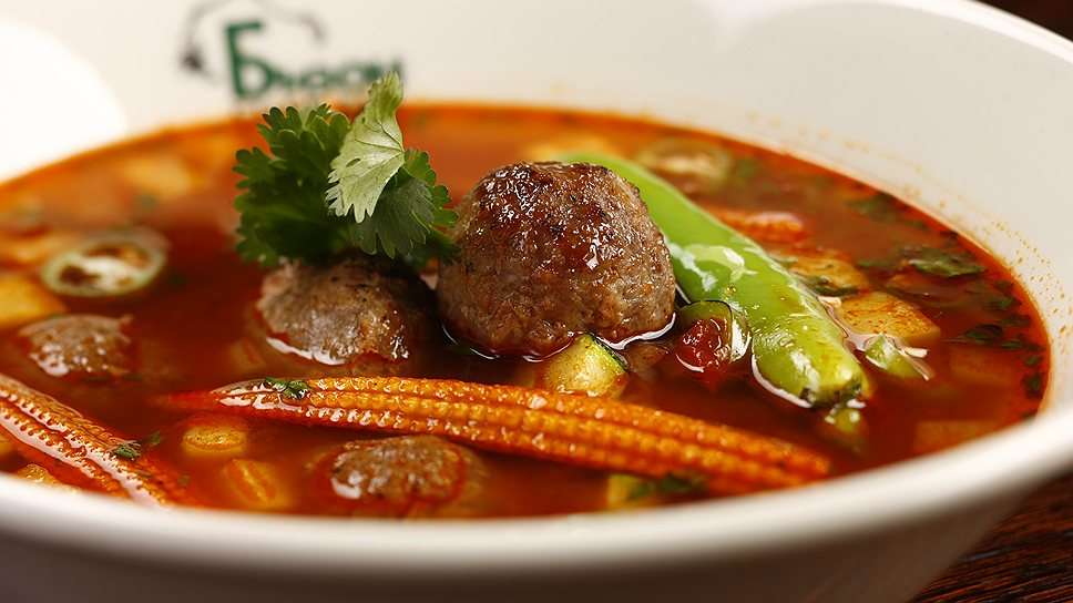Cуп с копченым острым перцем и жгучими фрикадельками albondigas из говядины, баранины и трех видов перца из нового предложения стейк-хаусов "Бизон"