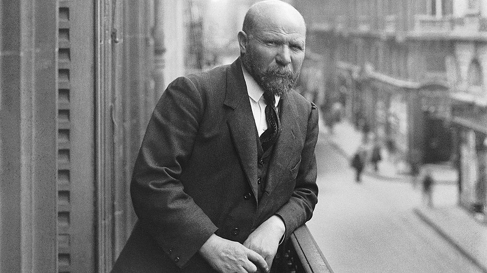 В 2006 году один из самых значительных современных художников Джеймс Тарелл, который с 1960-х годов занимается созданием объектов искусства из света и пространства, создал для Louis Vuitton чемодан-гардероб "Путешествующий свет"