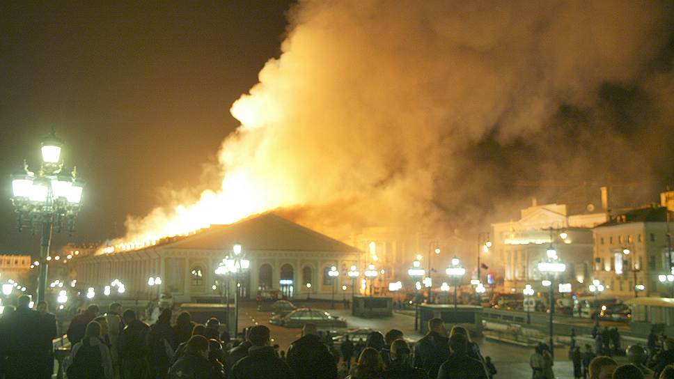 «Господи,— думал я,— ну как он не боится так подставляться!»