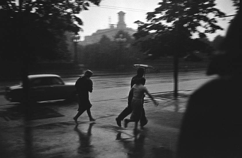 "Дождь на улице Москвы". Юрий Абрамочкин, 1969 год 