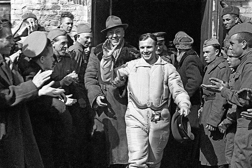 Юрий Гагарин сразу после приземления, Саратовская область, 12 апреля 1961 года