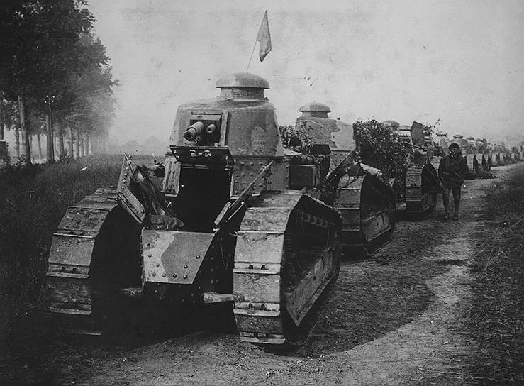 "Танк Renault TF-17. Колонна танков на поле боя". Франция, 1917 год