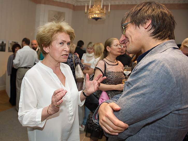 Татьяна Макеева, директор дома-музея "Усадьба Муравьевых-Апостолов" и журналист Михаил Фишман на вечере памяти Пола Хлебникова в усадьбе Муравьевых-Апостолов