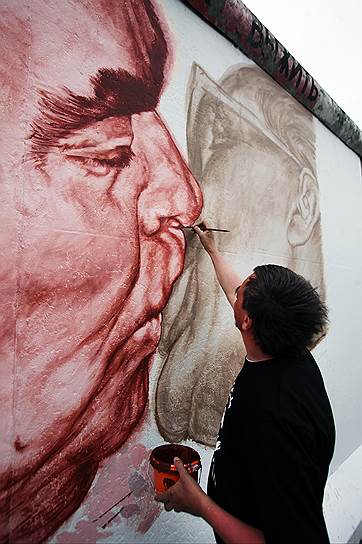 Дмитрий Врубель реставрирует "Братский поцелуй", 2009 год