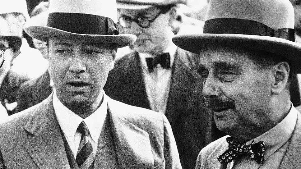 Уильям Буллит (слева) и Герберт Уэллс на Красной площади, 24 июля 1934 года 