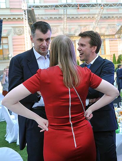 Владелец ОНЭКСИМа Михаил Прохоров и главный редактор телеканала "Дождь" Михаил Зыгарь (справа) на церемонии вручения премии "Коммерсантъ года 2014" в рамках Петербургского международного экономического форума (23 мая)