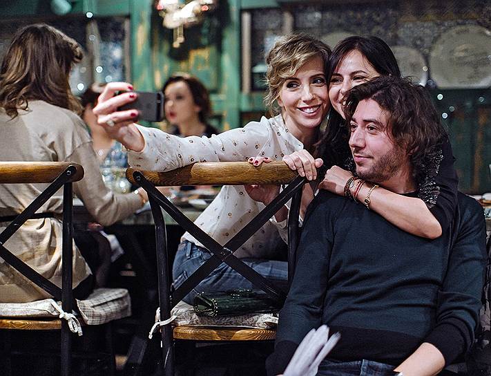 Главный редактор журнала Hello! Светлана Бондарчук (слева), владелица компании "Русмода" Оксана Лаврентьева и продюсер Михаил Друян на благотворительном вечере Фонда содействия решению проблем аутизма "Выход" Авдотьи Смирновой и Оксаны Лаврентьевой (в центре) в ресторане Christian   