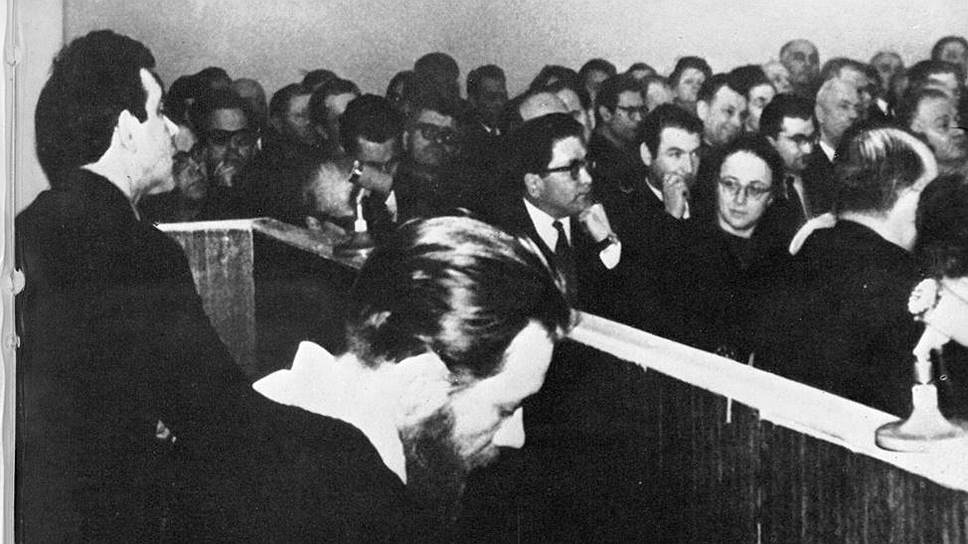 Юлий Даниэль (слева) и Андрей Синявский в зале суда, февраль 1966 года 