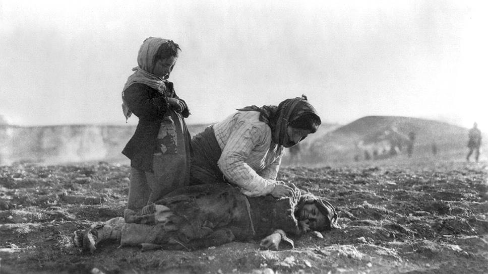 Армянка с мертвым ребенком на подходе к Алеппо, 1915 или 1916 годы 