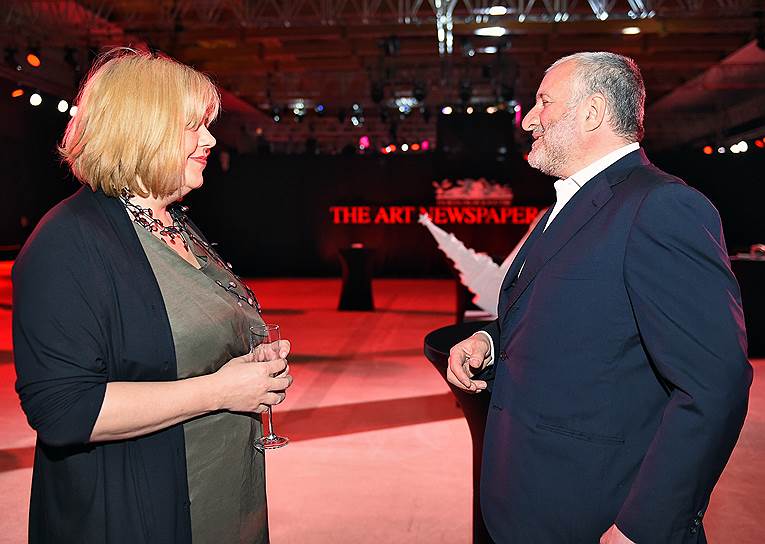 Совладелец галереи «Триумф» Емельян Захаров и главный редактор The Art Newspaper Russia Милена Орлова на церемонии вручения премии The Art Newspaper Russia в Манеже