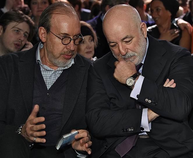 Председатель правления фонда «Связь времен» Владимир Воронченко и совладелец группы «Ренова» Виктор Вексельберг (справа) на церемонии вручения премии The Art Newspaper Russia в Манеже