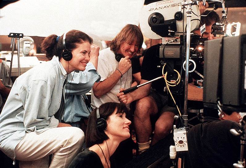 Шерри Лэнсинг (слева) на съемках фильма «Непристойное предложение», 1993 год 