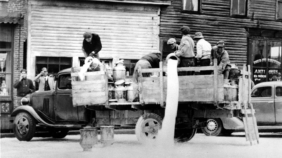 Бастующие уничтожают 50 бочек молока, направляющиеся в Чикаго, 1935 год  