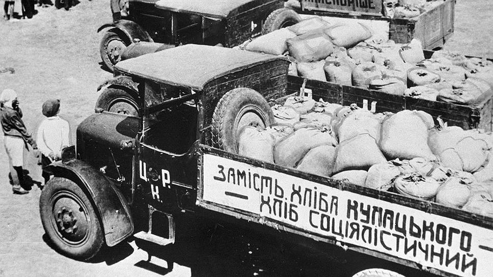 Грузовики с зерном, собранным в колхозе "Каховка", 1930 год  