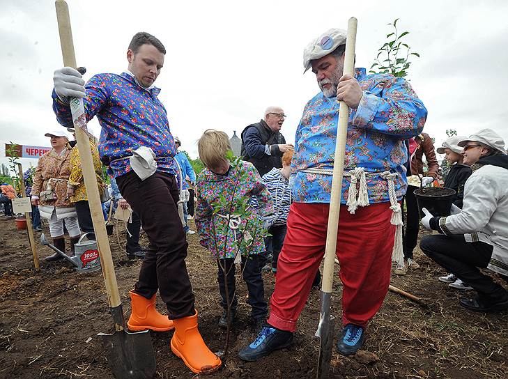 Председатель наблюдательного совета группы компаний Bosco di Ciliegi Михаил Куснирович (справа) на традиционном субботнике Открытого фестиваля искусств "Черешневый лес" на ВДНХ (23 мая)