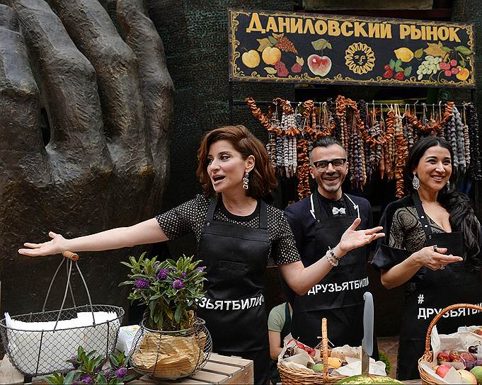 Журналист и телеведущая Софико Шеварднадзе и дизайнер Александр Сирадекиан (слева направо) на благотворительном рынке и аукционе в поддержку пострадавших во время наводнения в Грузии в Галерее искусств Зураба Церетели (15 июля)