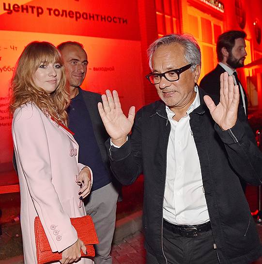 Британский скульптор Аниш Капур (справа) и владелица галереи "Эритаж" Кристина Краснянская на презентации выставки "Моя алая родина" в Еврейском музее и центре толерантности (21 сентября)
