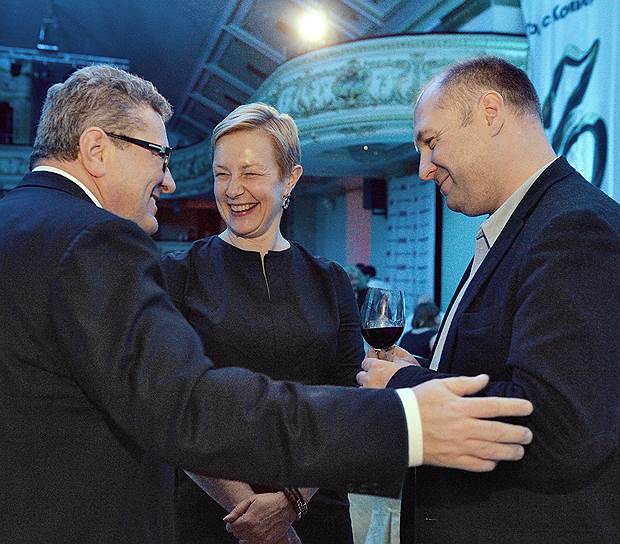 Генеральный директор Porsche Russland Томас Штерцель и пиар-директор компании Оксана Хартонюк с директором по развитию ИД "Коммерсантъ" Алексеем Харнасом (справа) на церемонии вручения премии "Год с "Коммерсантом""